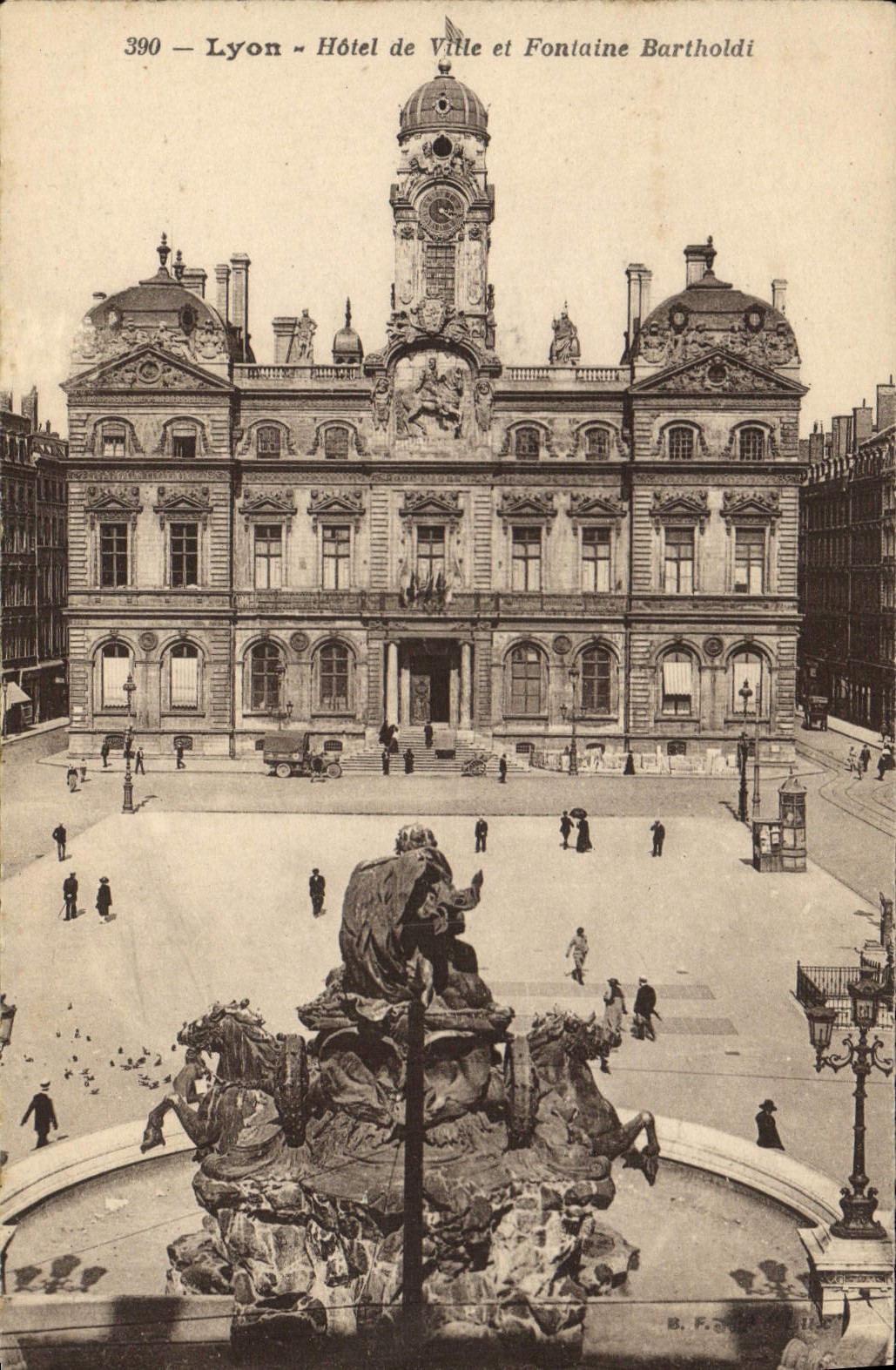 VINTAGE POSTCARD Lyon Town hall and Bartholdi Fountain