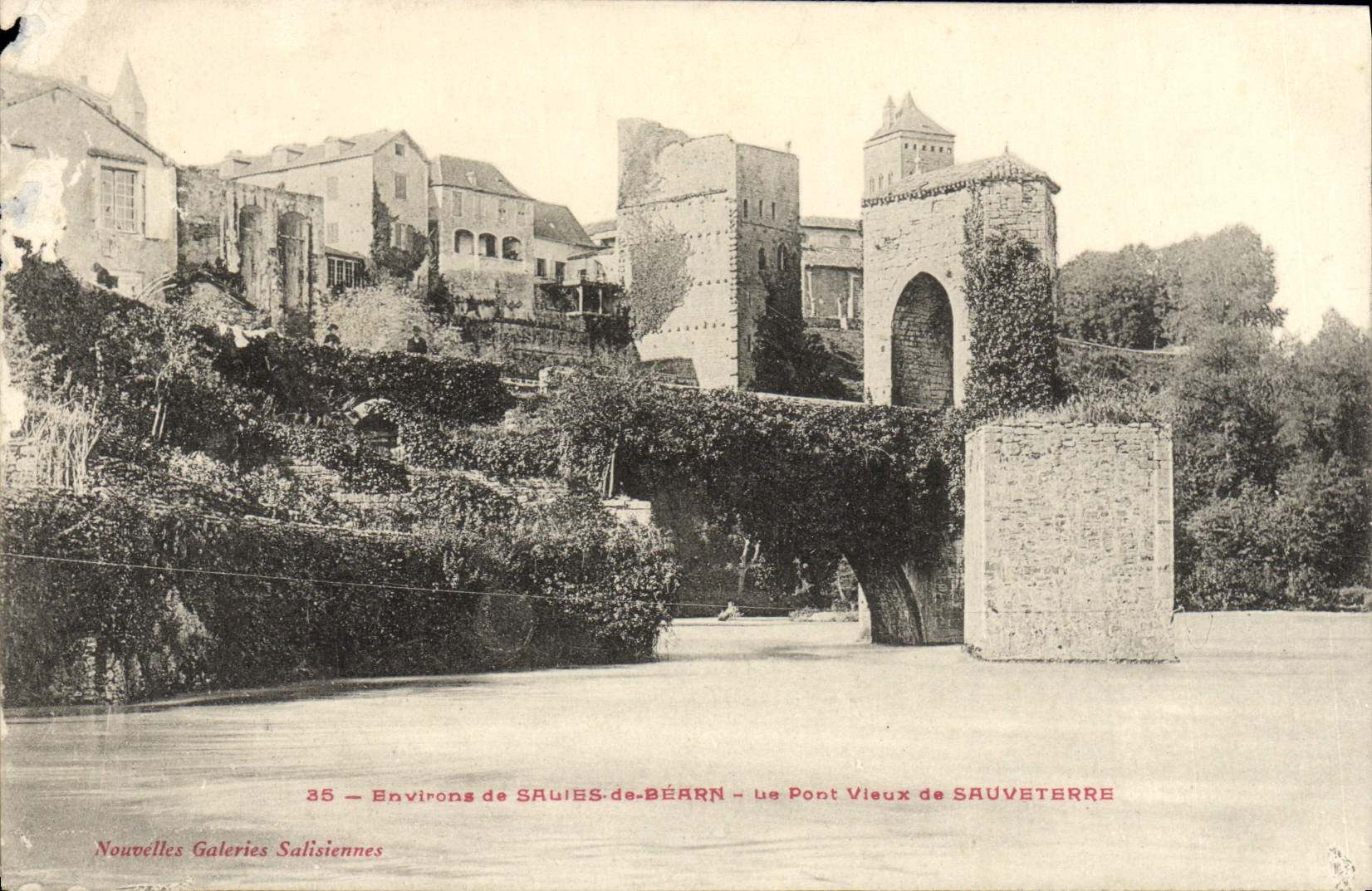 VINTAGE POSTCARD Surroundings of Dirtied of Bearn the old bridge of Sauveterre