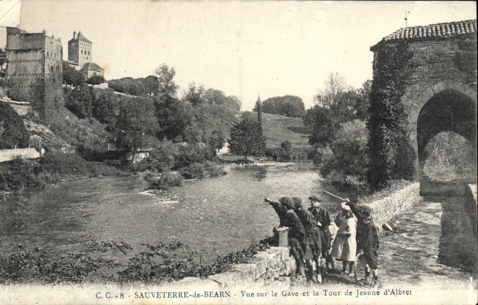 CPA Sauveterre De Bearn Vue Sur Le Gave Et La Tour De Jeanne D'Albert Enfant