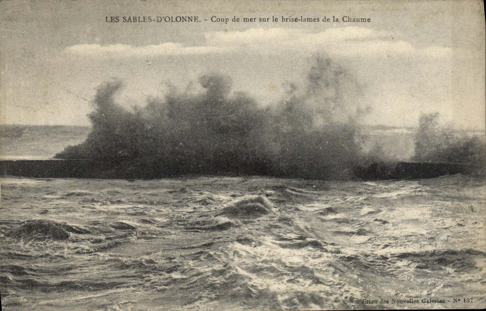 Inflamación pesada de la POSTAL de la VENDIMIA Sables d'Olonne en las láminas de la brisa de la paja