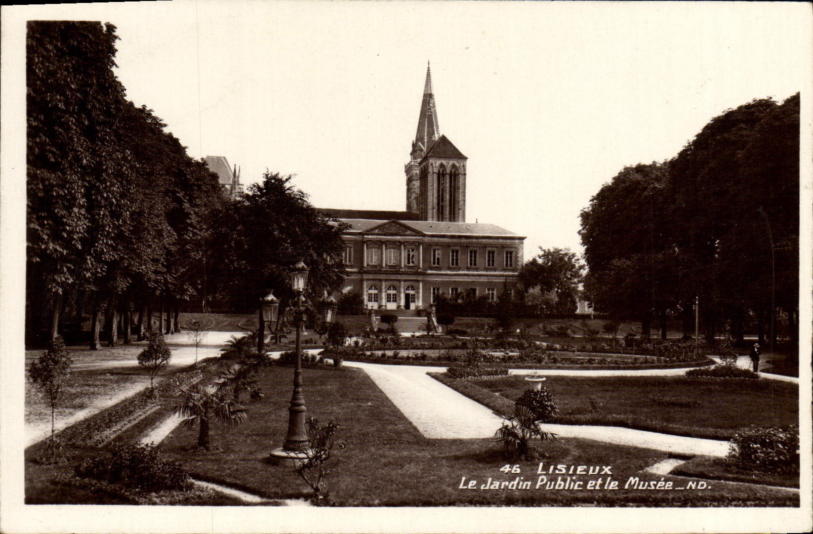 CPA Lisieux Le Jardin Public Et Le Musee