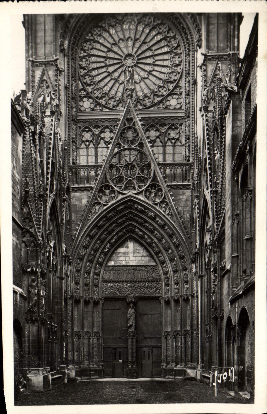 CPM Rouen Catedrale Cour Des Libraires
