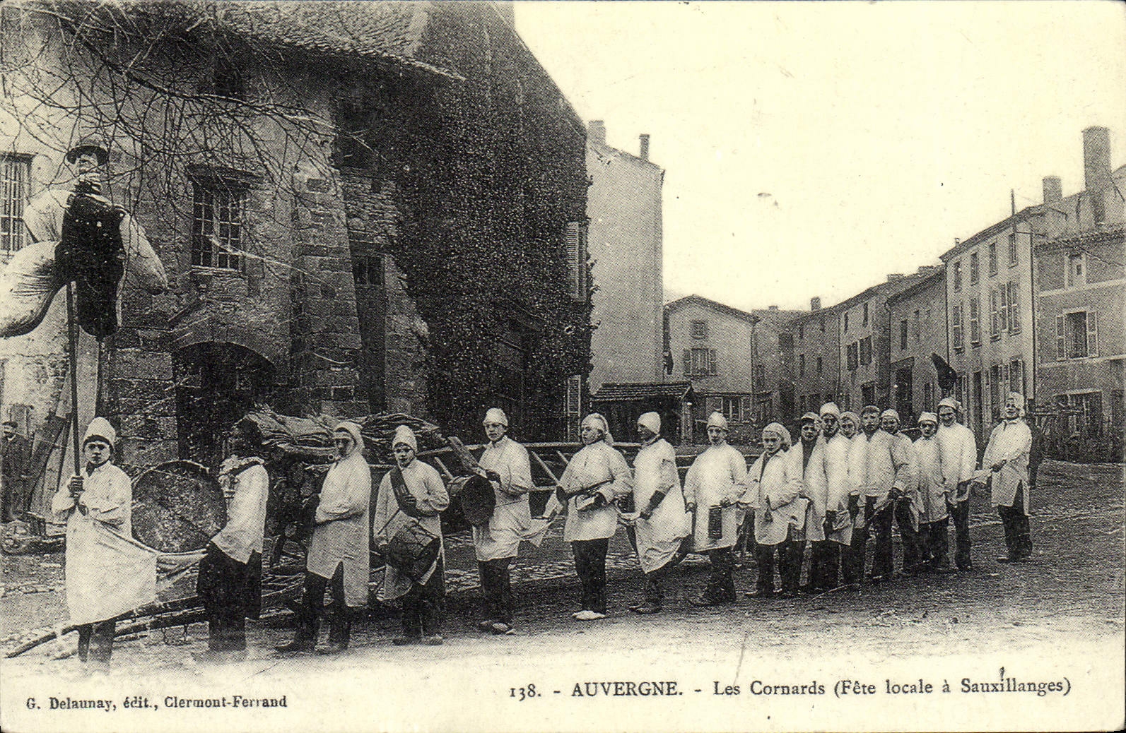 REPRO Auvergne Les Cornards Fete locale a sauxillanges Folklore