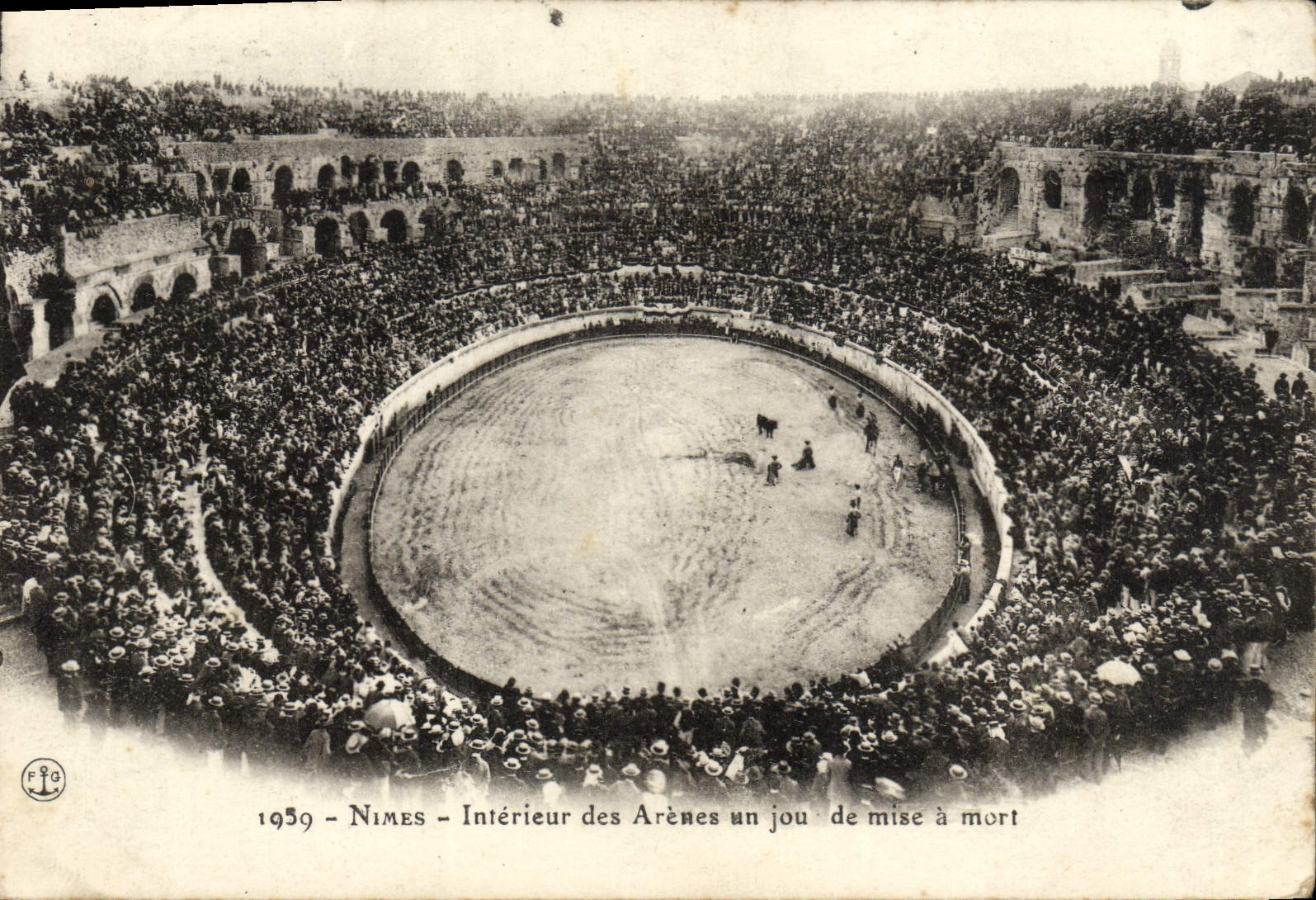 CPA Nimes Interieur des Arenes un jour de mise a mort Corrida