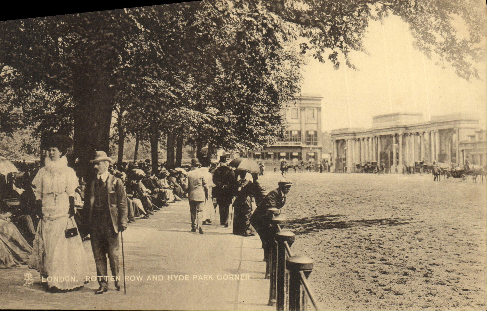 Fila de Londres de la POSTAL de la VENDIMIA y esquina putrefactas de Hyde Park