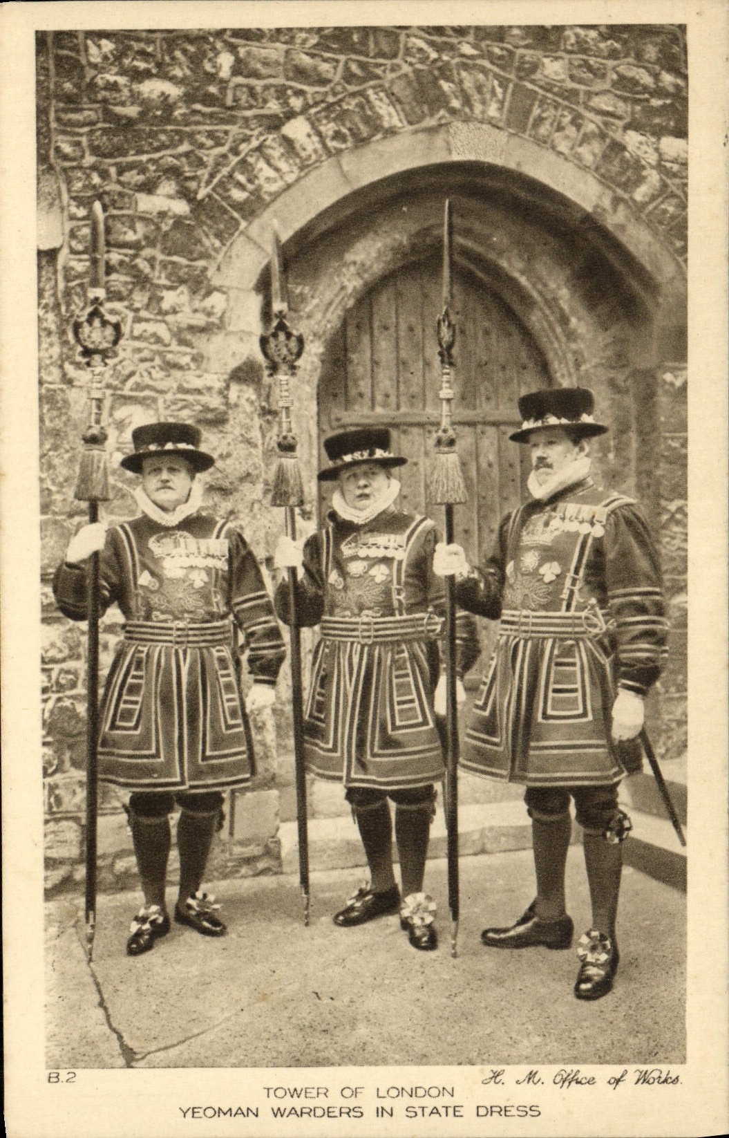VINTAGE POSTCARD Tower off London Yeoman Warders in state Dress Militaria