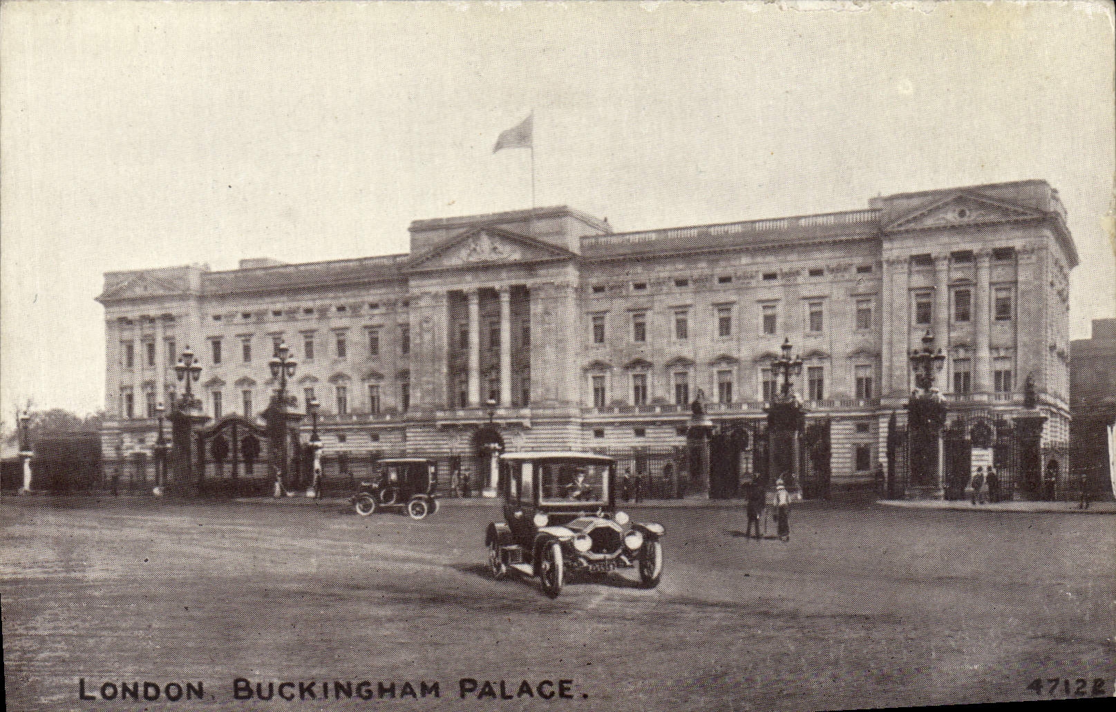 VINTAGE POSTCARD London Buckingham Palace Car