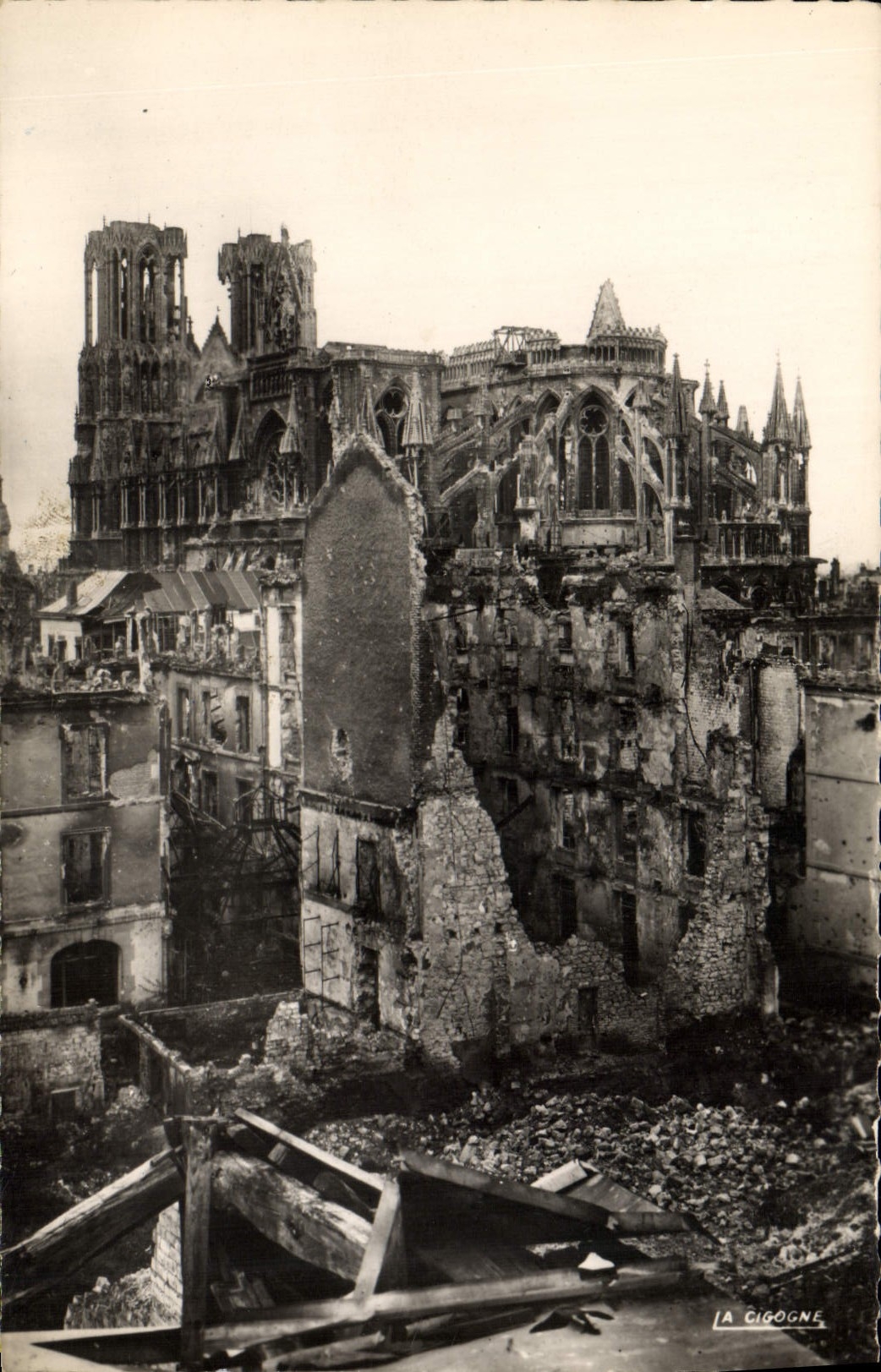 CPM Reims La cathedrale et les quartiers avoisinants apres le bombardement 1914 1918 Militaria 