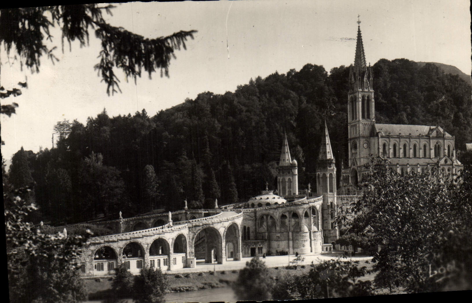 CPM Lourdes La Basilique