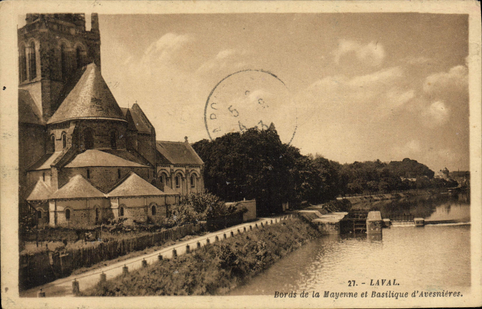 Bordes de Laval de la POSTAL de la VENDIMIA de Mayenne y Basilique de Avesnieres