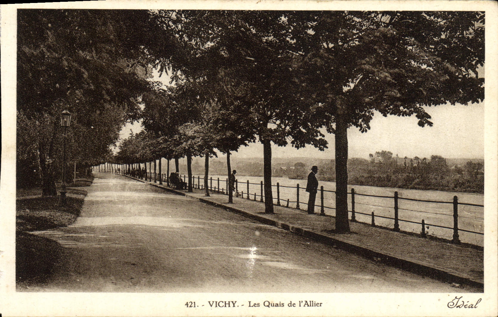 CPA Vichy Les Quais De I'Allier