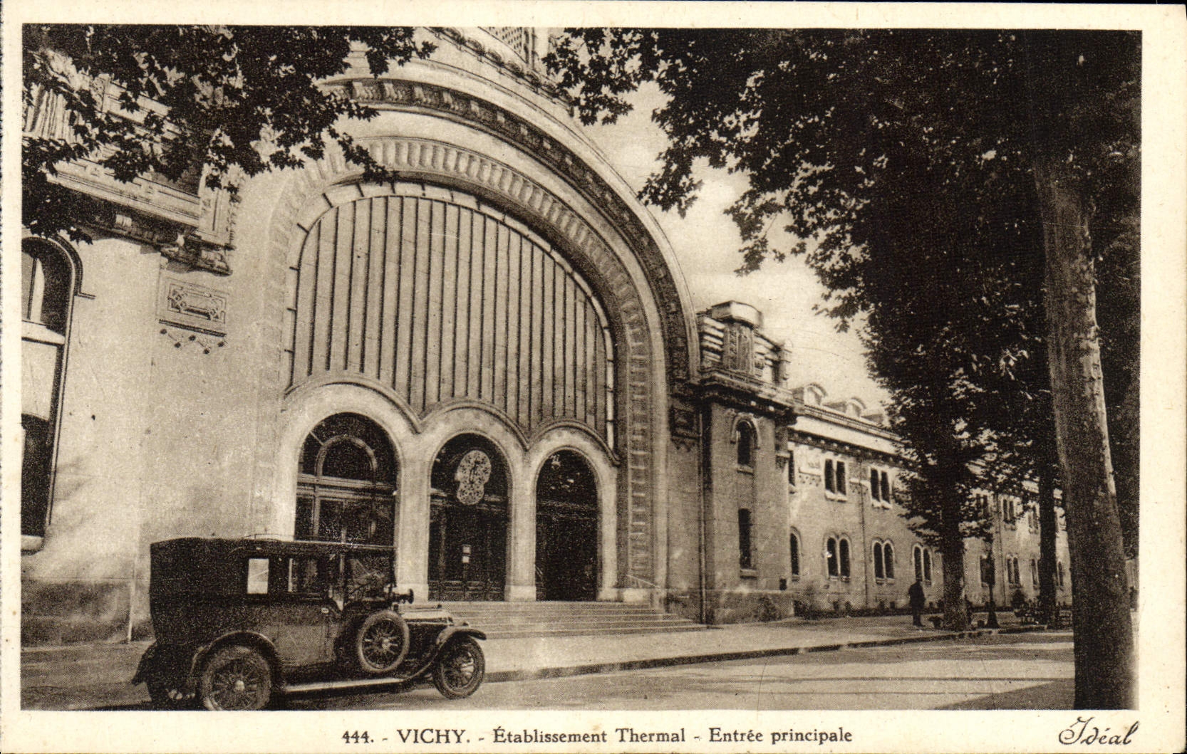 CPA Vichy Etablissement Thermal Entree Principale Automobile