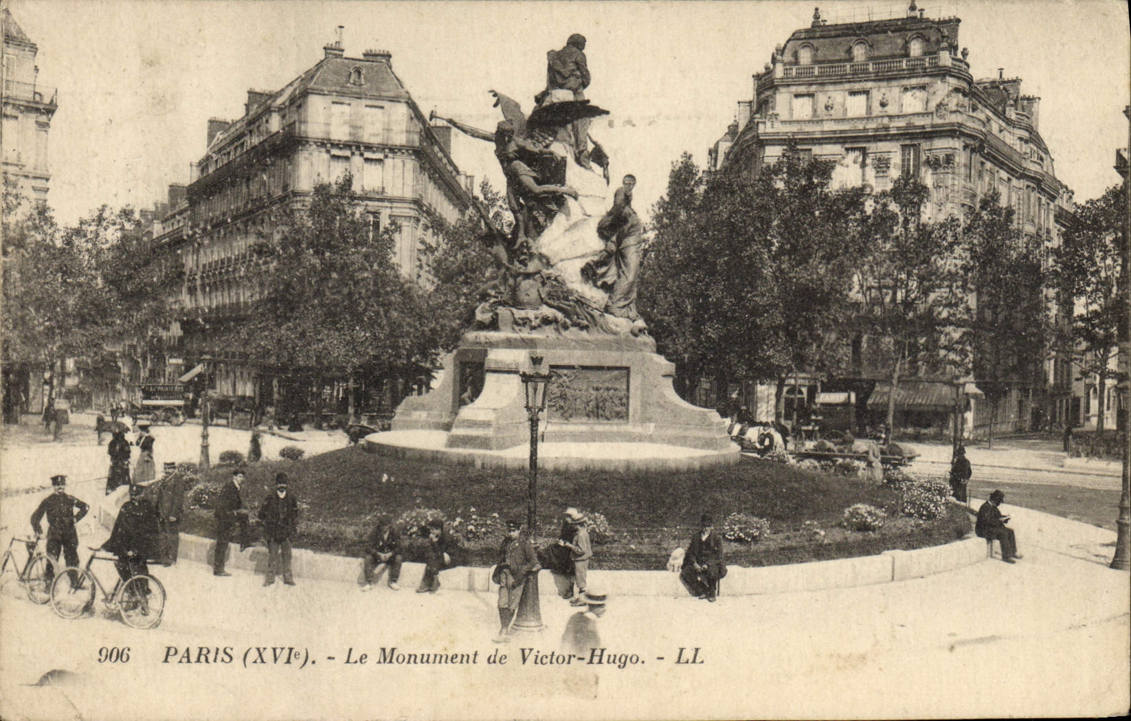 CPA Paris Le Monument De Victor Hugo