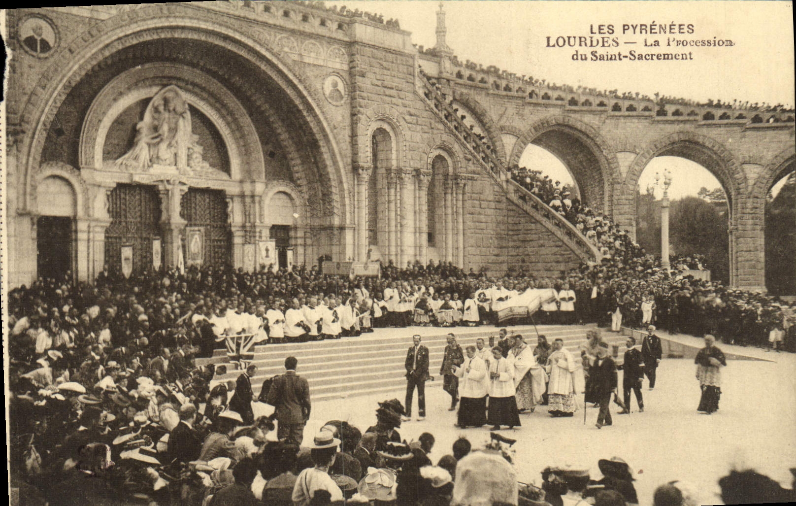 CPA Les Pyrenees Lourdes La Procession du Saint Sacrement