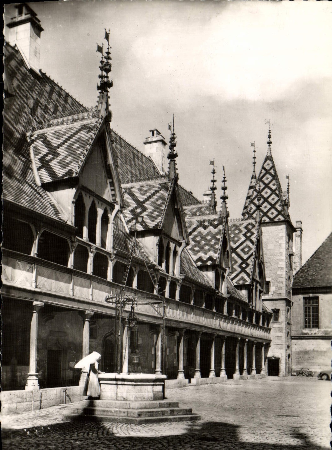 CPM Beaune Hotel Dieu Cour D'Honneur