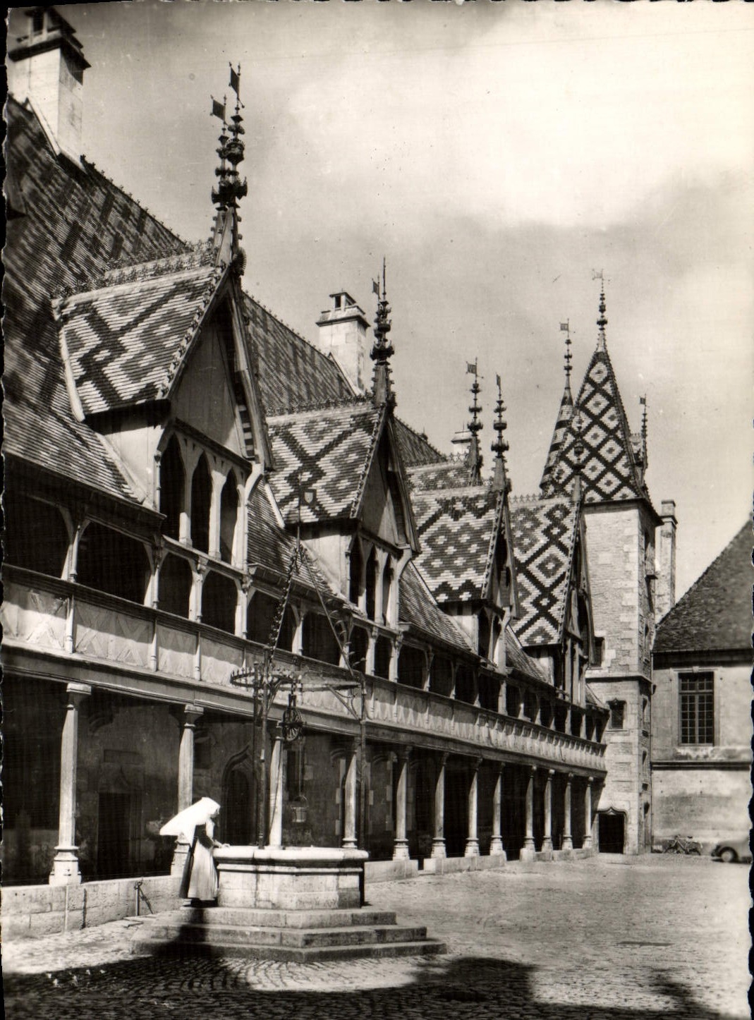 CPM Beaune Hotel Dieu Cour D'Honneur