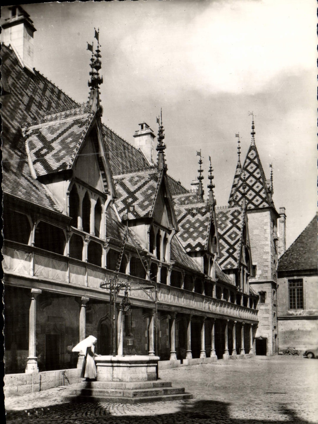 CPM Beaune Hotel Dieu cour d'honneur 