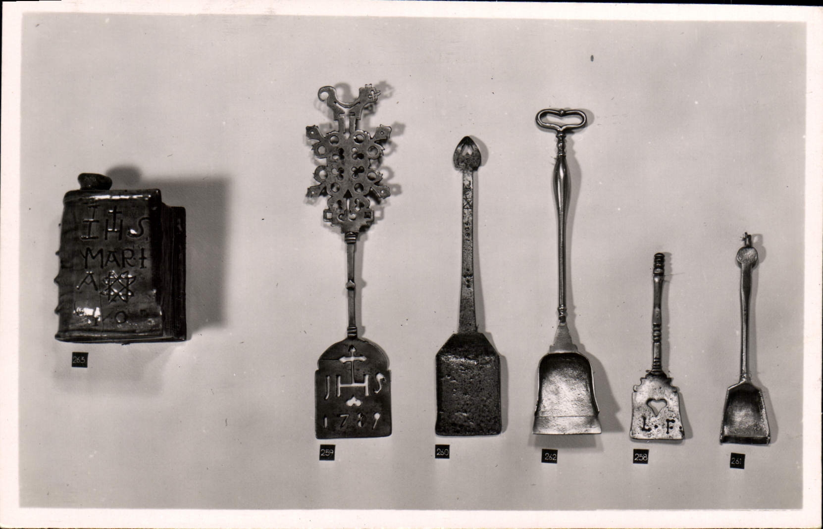 CPA Musee Des Arts Et Traditions Populaires Palais De Chaillot Paris Chauffe mains en terre vernisee