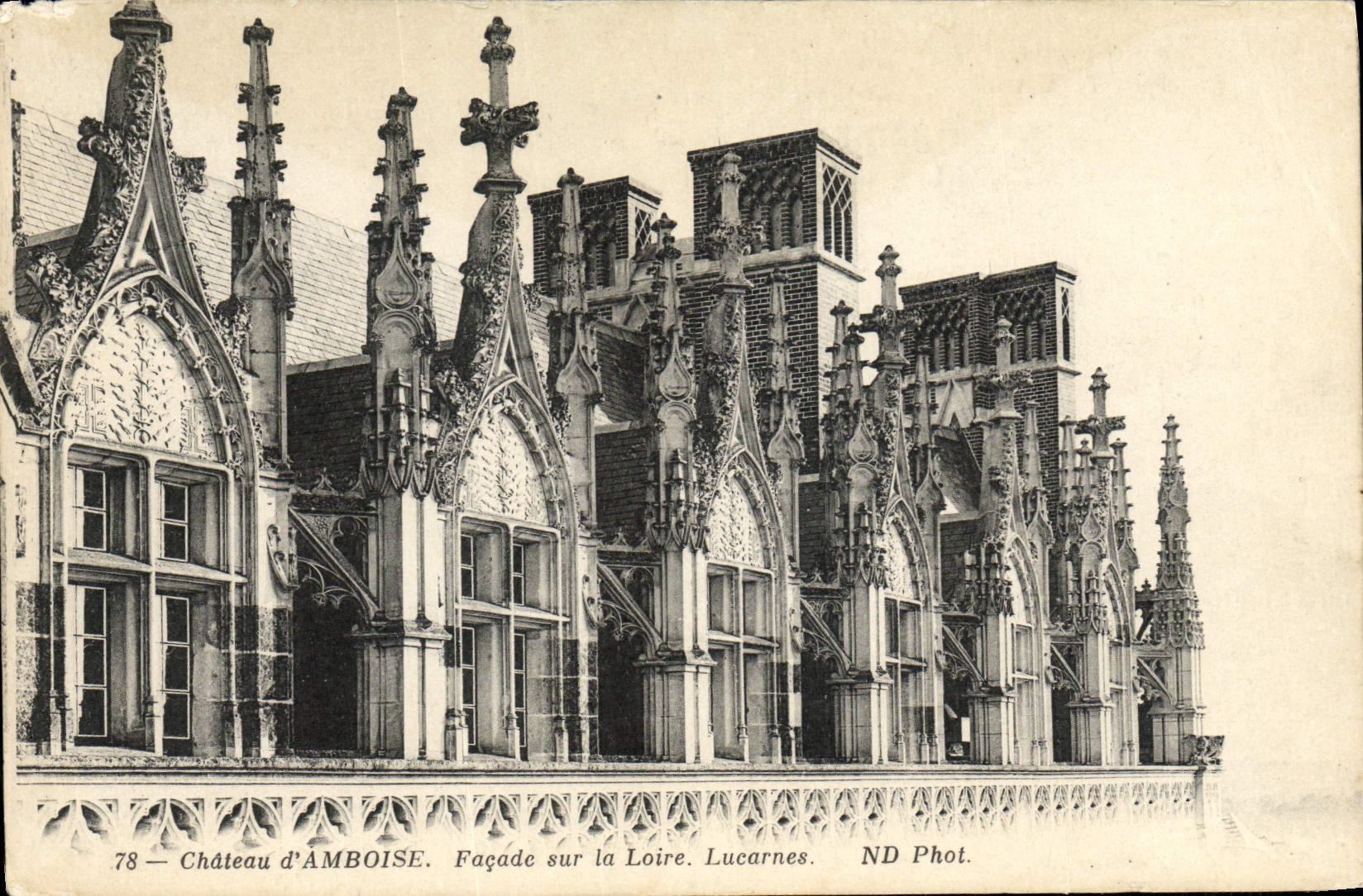 Castillo de la POSTAL de la VENDIMIA del ataque frontal de Amboise en las ventanas del ático de Loire