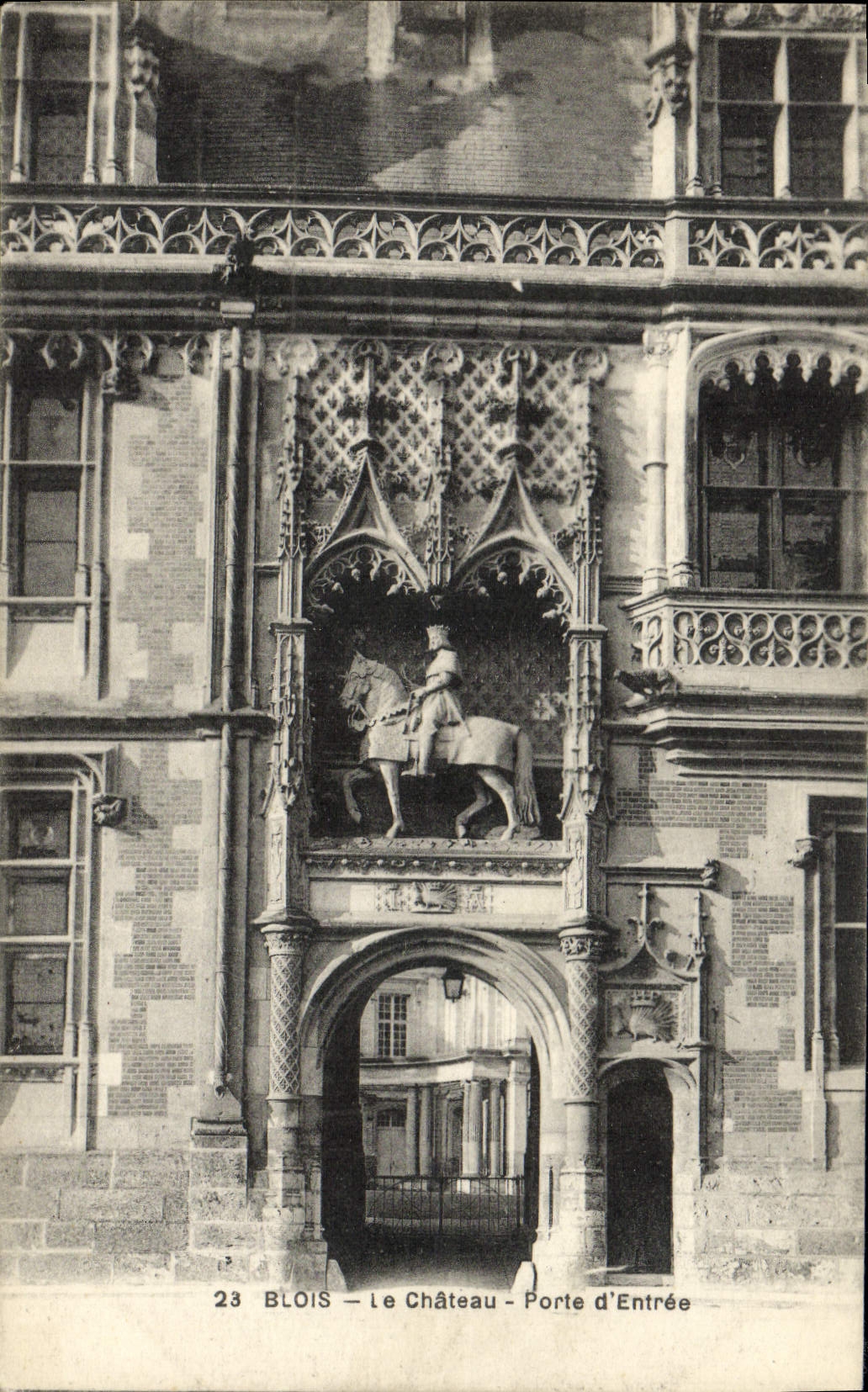 CPA Blois Le Chateau Porte d'Entree