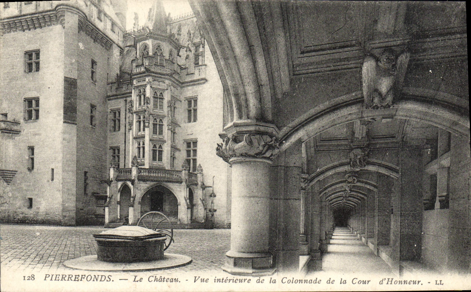 CPA Pierrefonds Le Chateau Vue Interieure de la Colonnade de la cour d'honneur