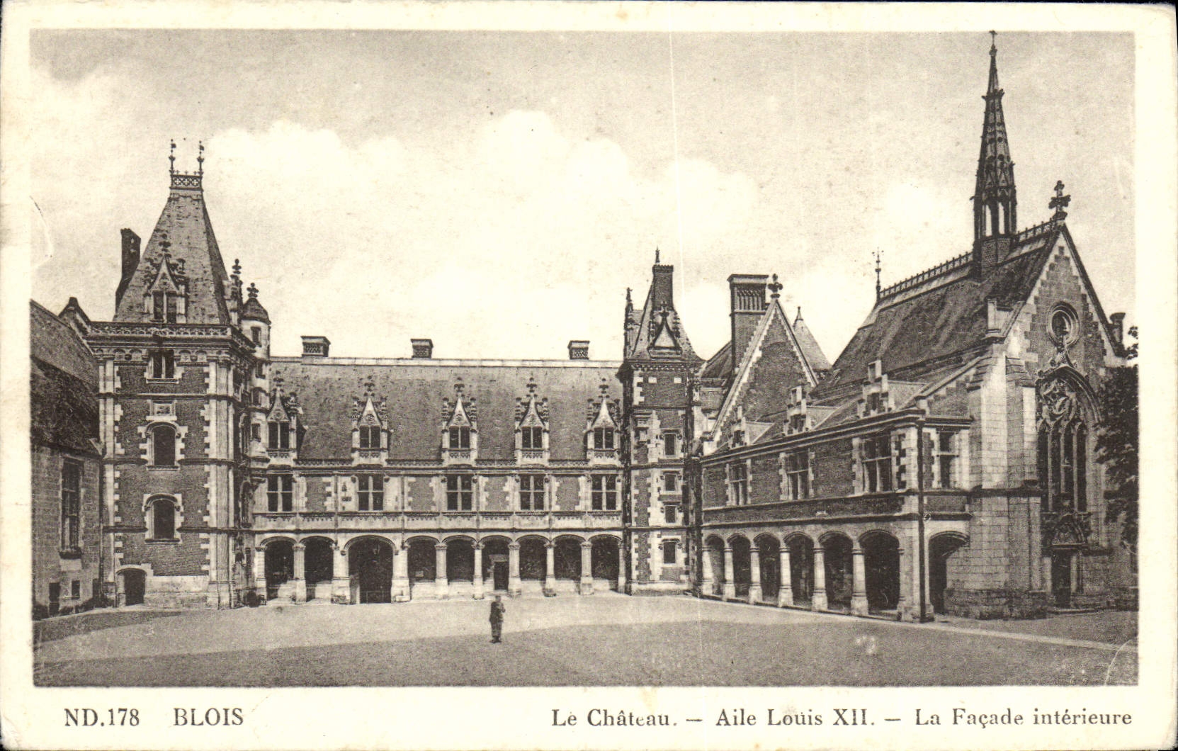 CPA Blois Le Chateau Aile Louis XII La facade interieure