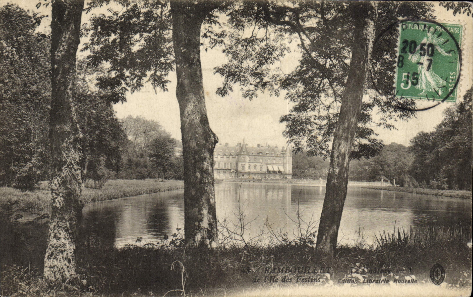 CPA Rambouillet Le Chateau vu de l'ile des Festins