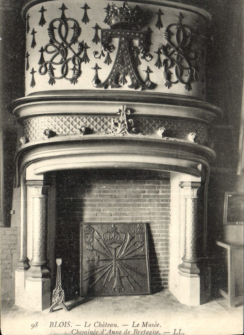 CPA Blois Le Chateau Le Musee Cheminee d'Anne de Bretagne