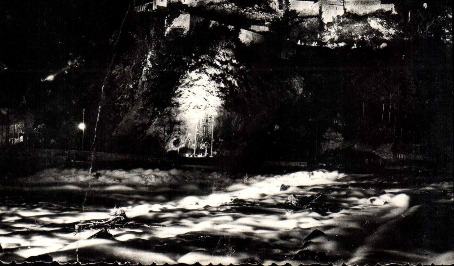 CPM Lourdes La Nuit Le Chateau Fort