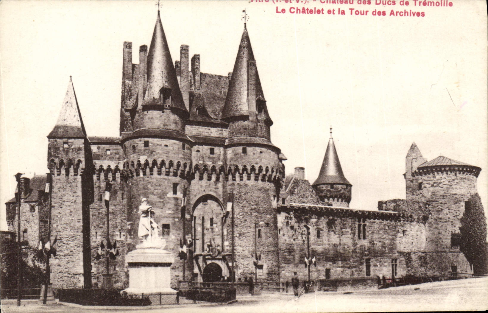 Castillo del cristal de la POSTAL de la VENDIMIA de los duques de Tremoille el chatelet y la torre de los archivos