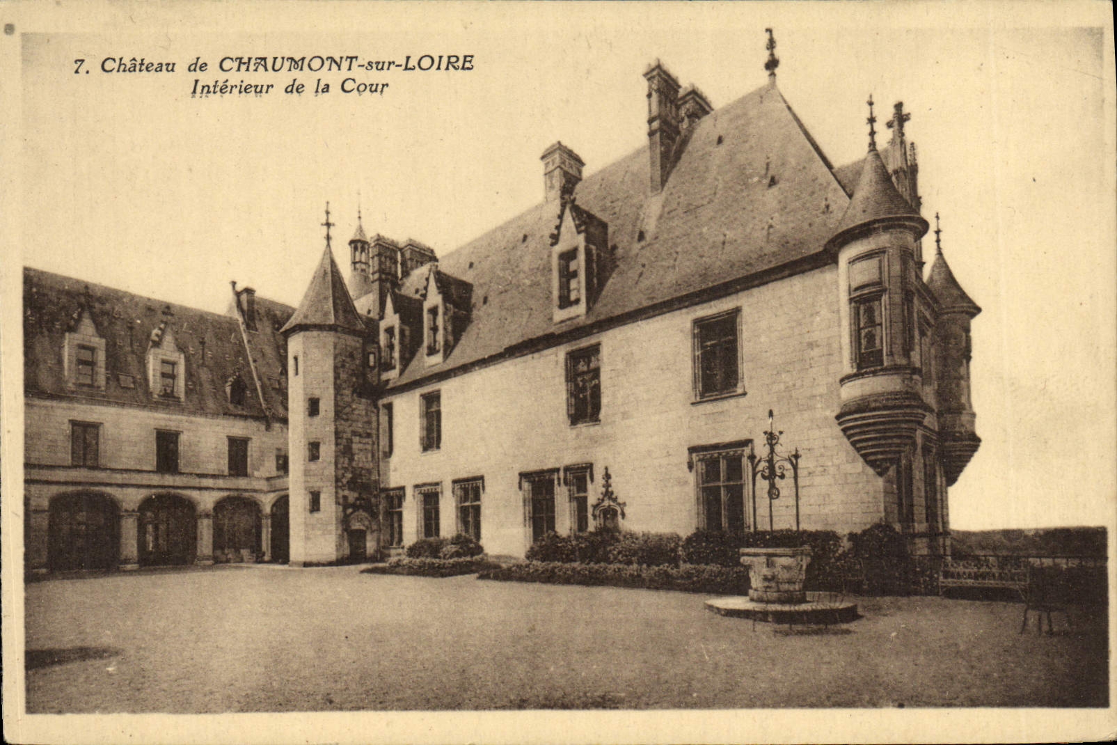 CPA Chateau de Chaumont sur Loire Interieur de la Cour