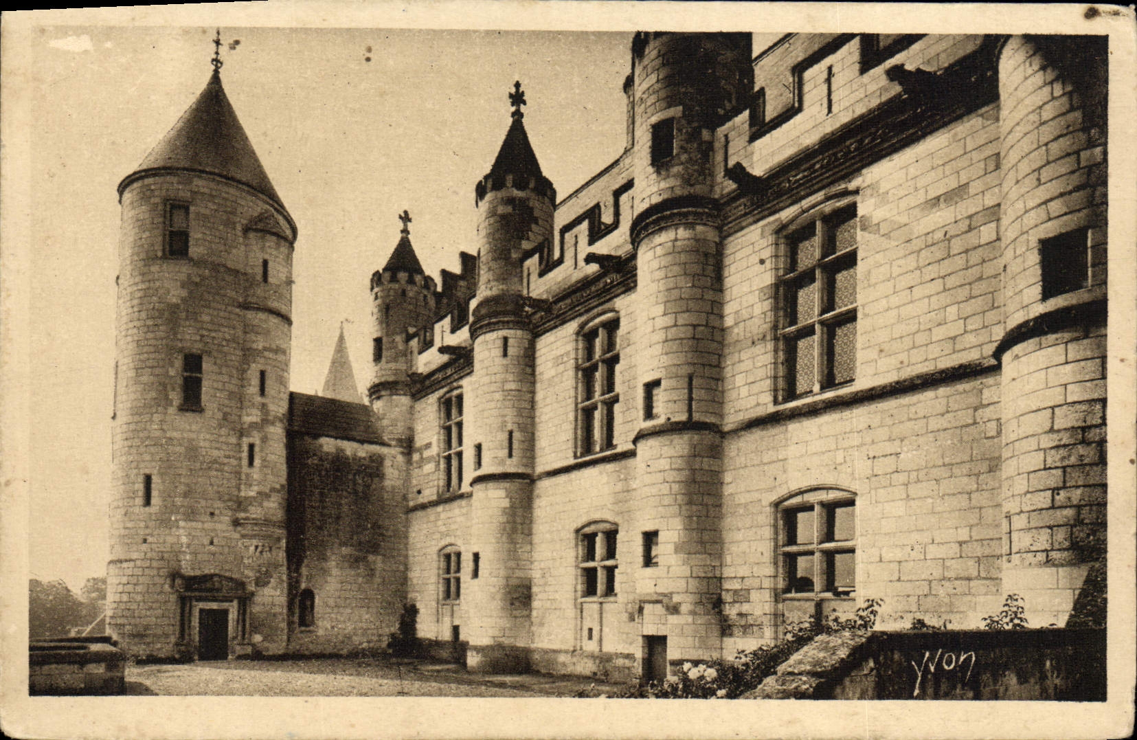 VINTAGE POSTCARD Castle of Loaches Eastern Frontage