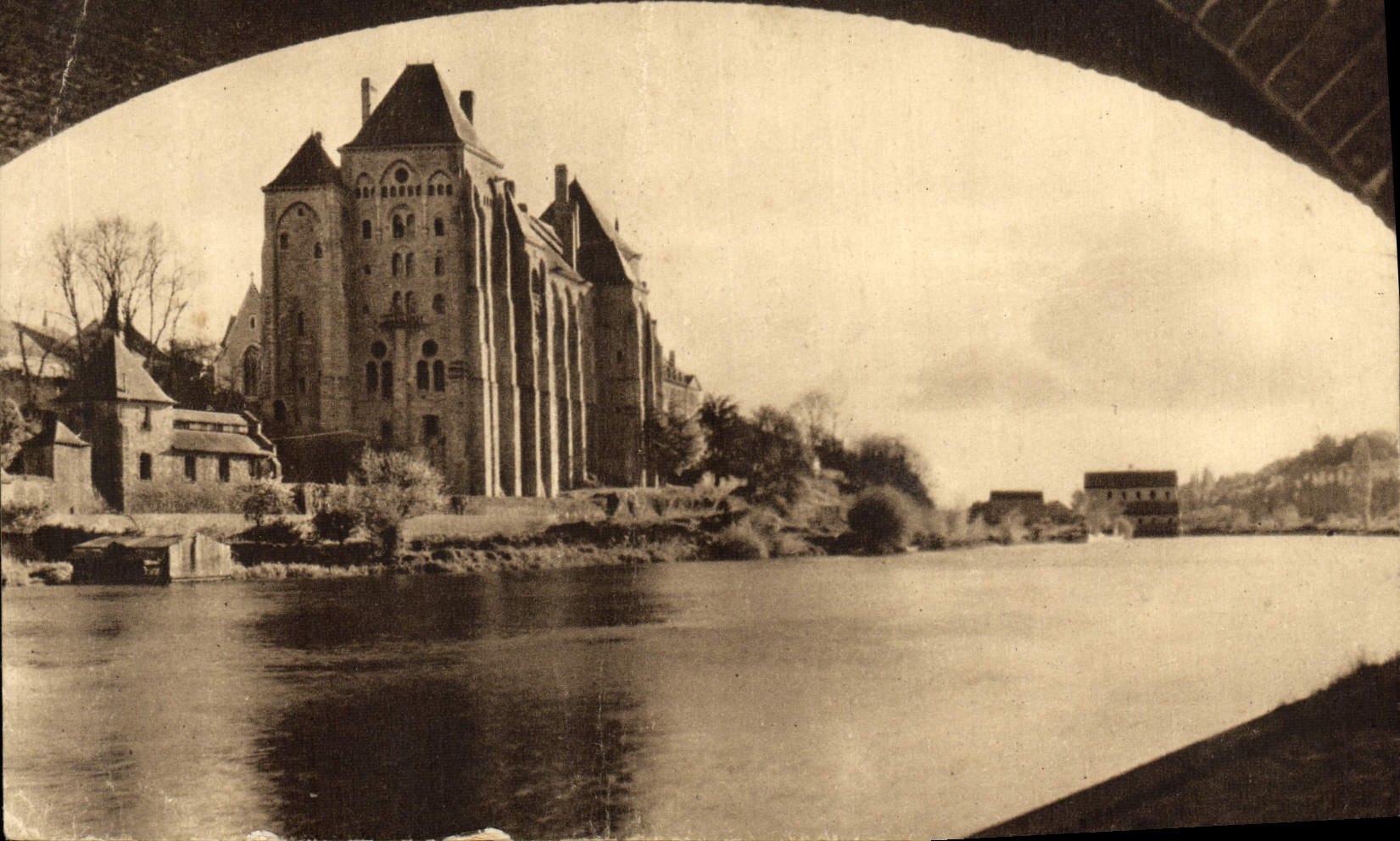 CPA L'Abbaye De Solesmes Vue sous le Pont