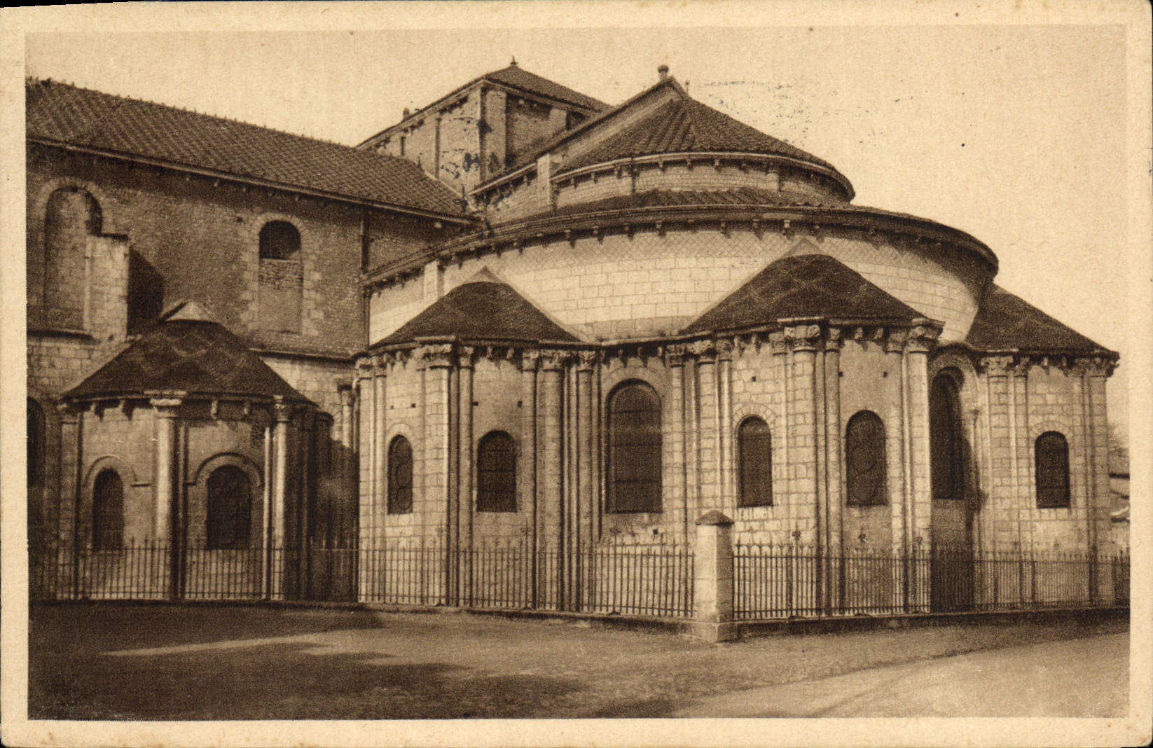 CPA Poitiers Eglise de Saint Hilaire Le Grand Les Absides romanes du chevet