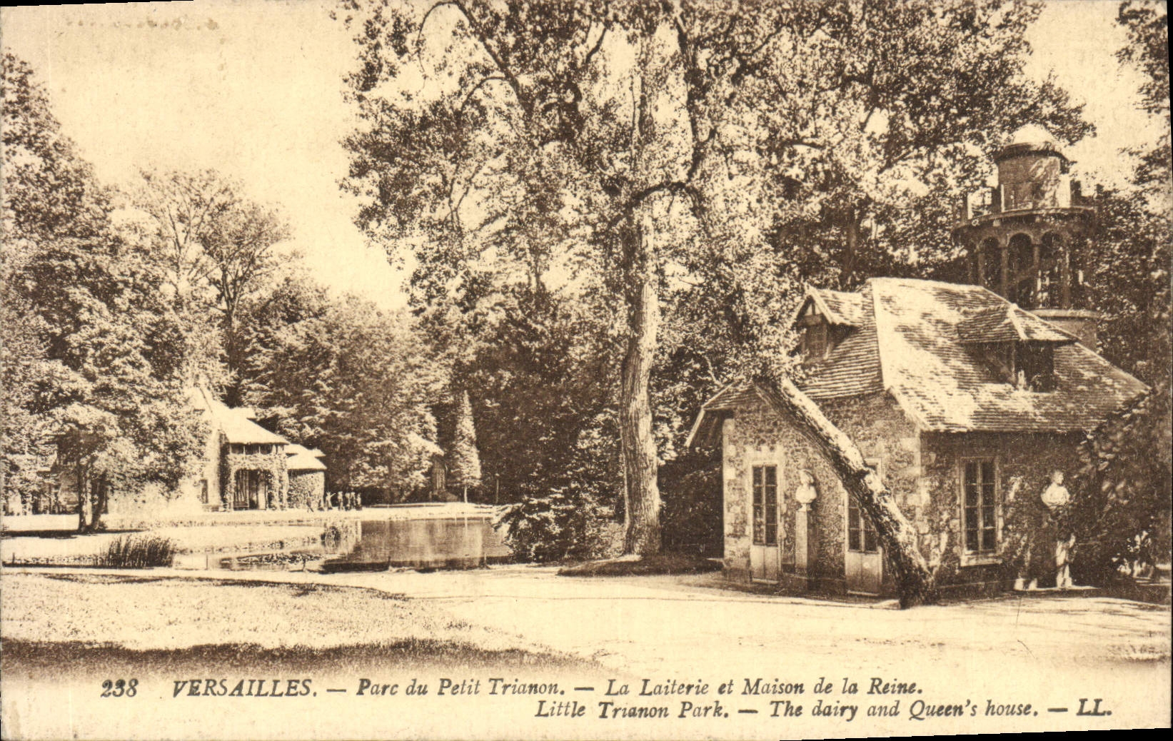CPA Versailles Parc du Petit Trianon La Laiterie et Maison de la Reine