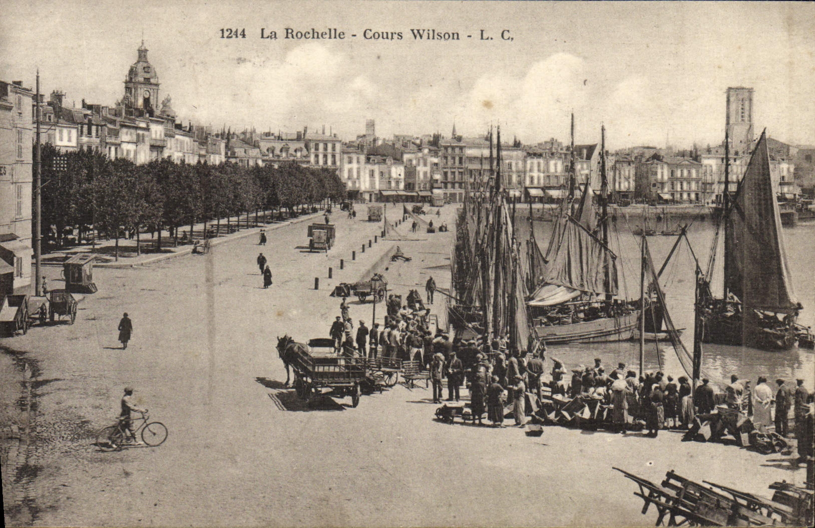 VINTAGE POSTCARD La Rochelle Course Wilson Boat of sin
