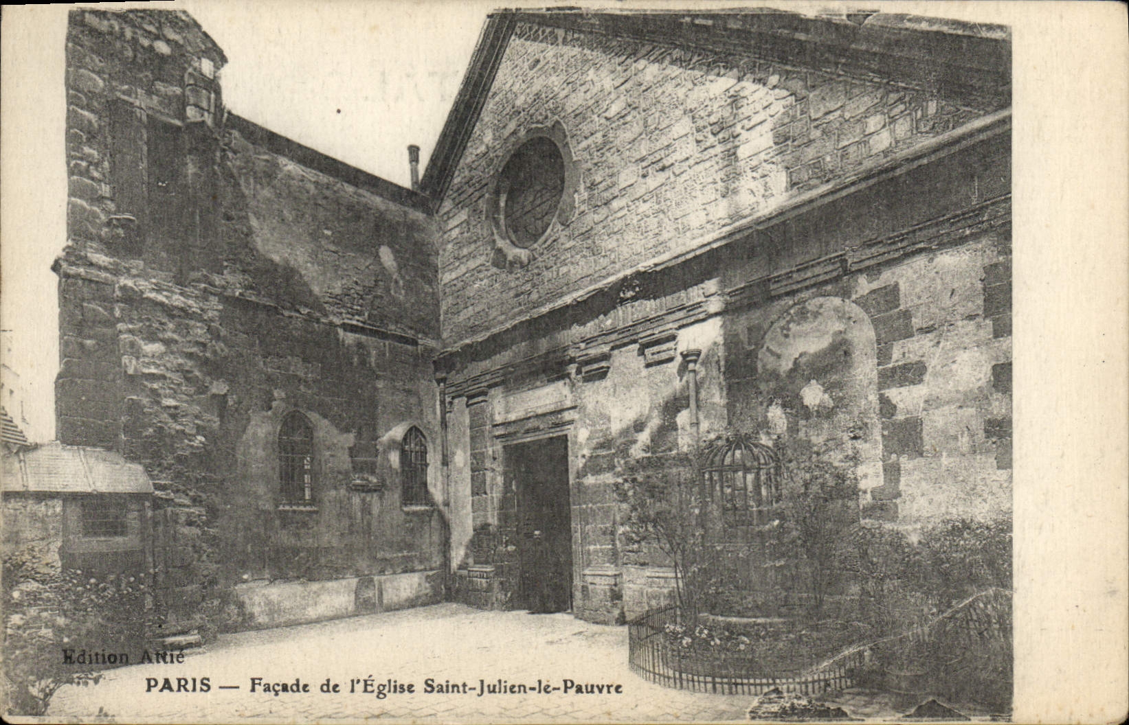 CPA Paris Facade de l'Eglise Saint Julien le Pauvre
