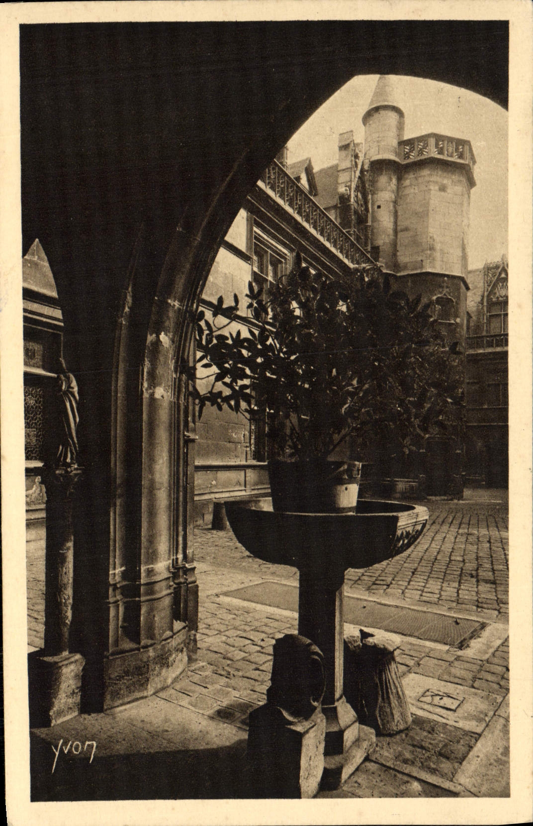 VINTAGE POSTCARD Paris Museum of Cluny Main courtyard