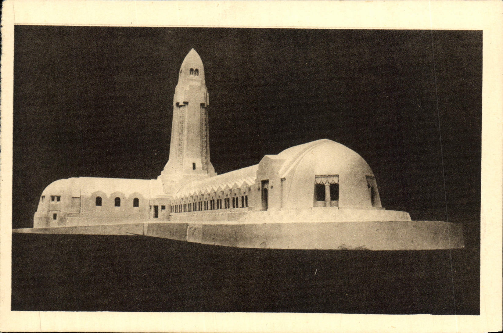 CPA Ossuaire et Phare de Douaumont Arriere du Monument Chapelle catholique Militaria