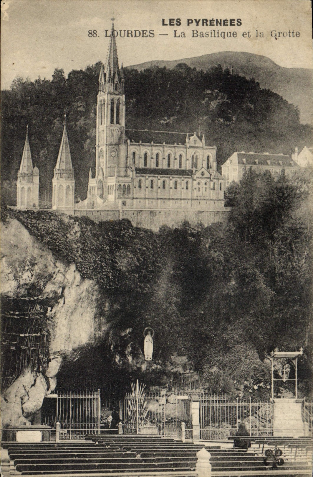 CPA Lourdes La Basilique et la Grotte