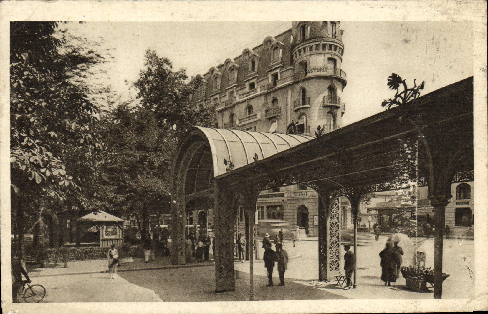 CPA Vichy La Porte et Galeries Couvertes du Parc