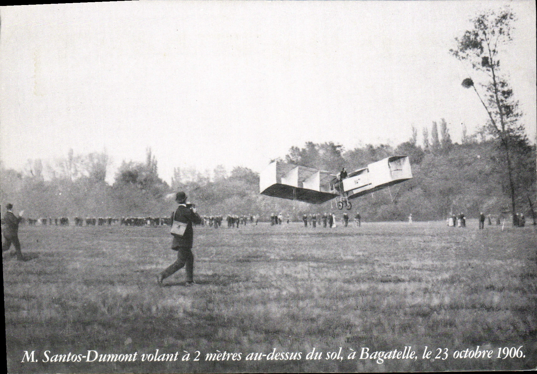REPRO Mr. Santos flying Dumont has 2 bills of quantities above the ground has Bagatelle