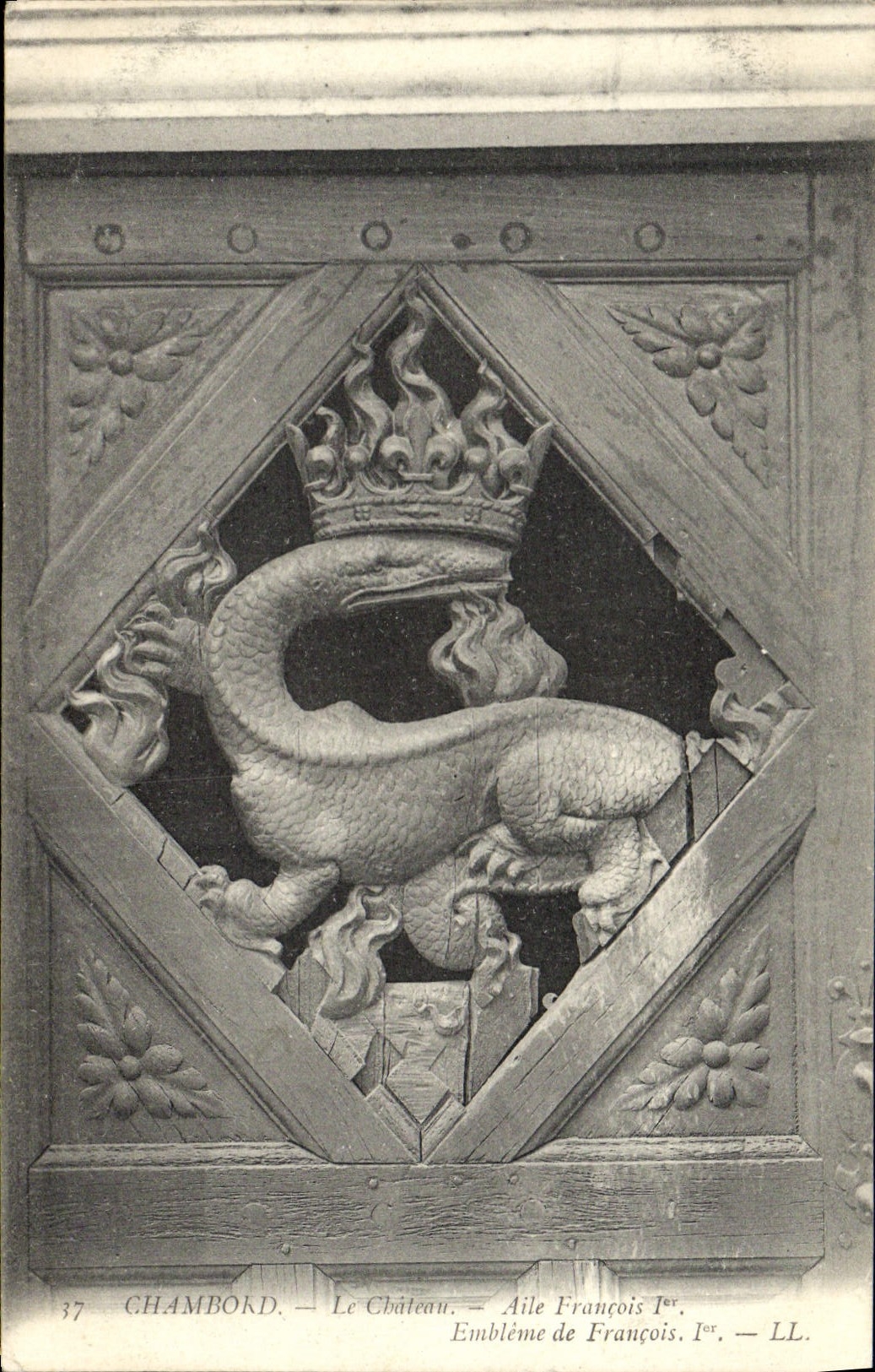 VINTAGE POSTCARD Chambord the Castle François Wing 1st Emblem of François 1st