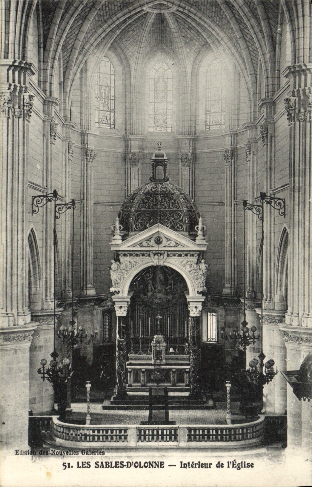 Interior de la POSTAL de la VENDIMIA Sables d'Olonne de la iglesia