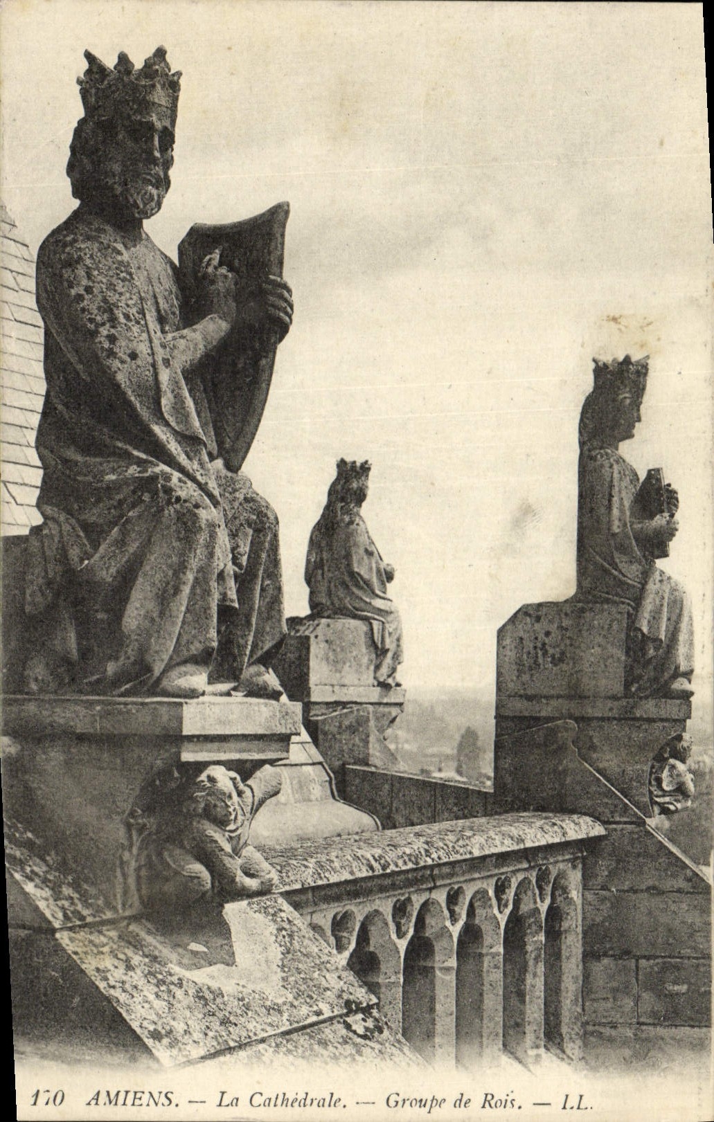 VINTAGE POSTCARD Amiens the Cathedral Groups Kings