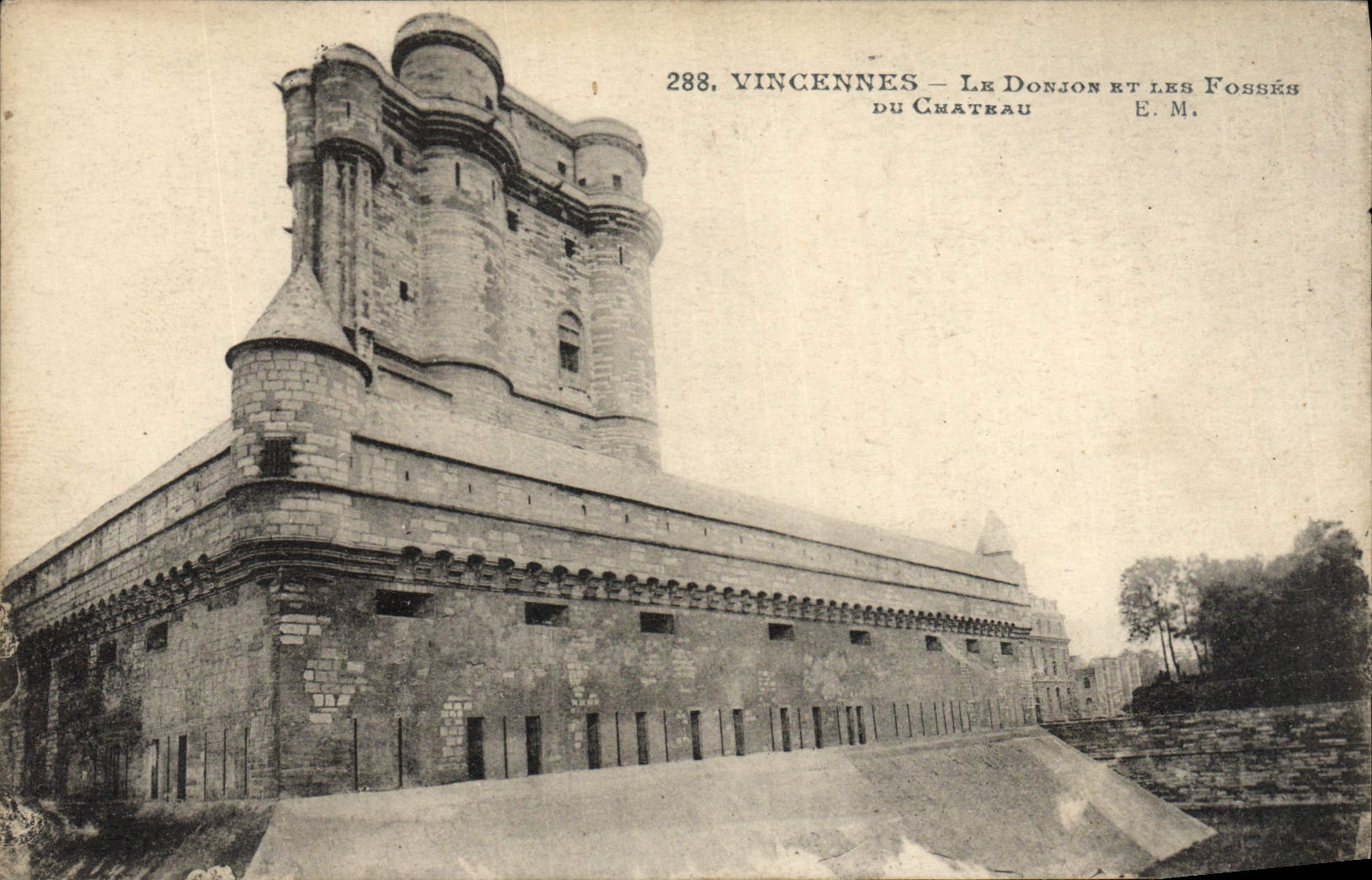 VINTAGE POSTCARD Vincennes the Keep And Pits Of the Castle
