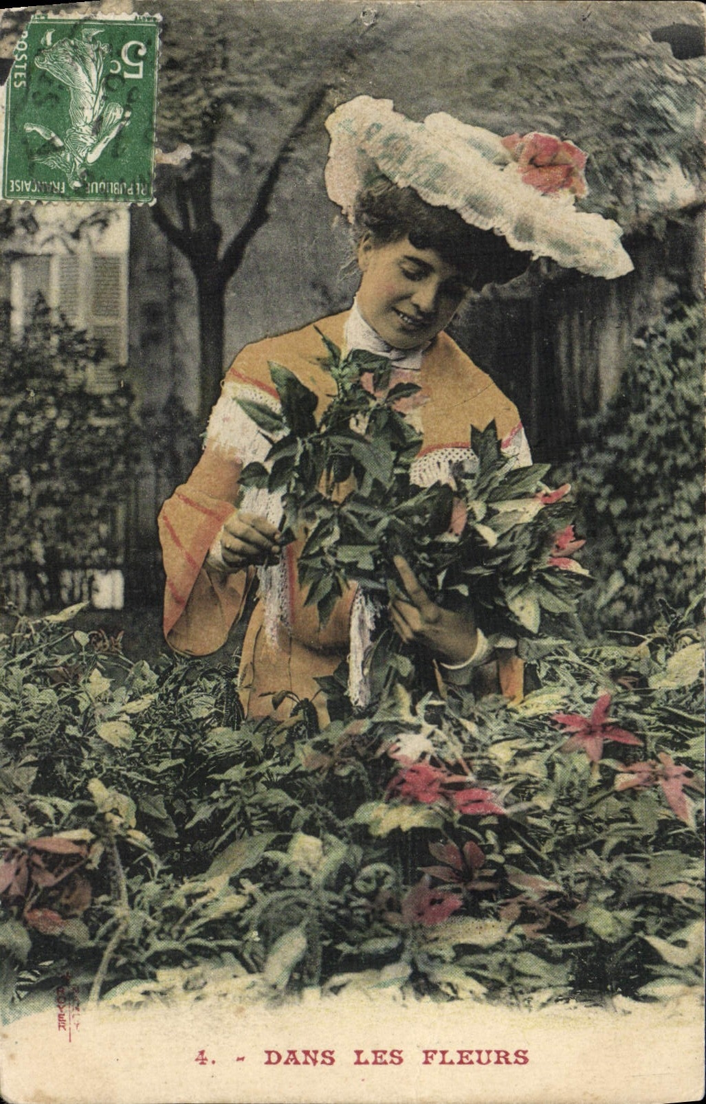 CPA Fantaisie Femme Dans Les Fleurs