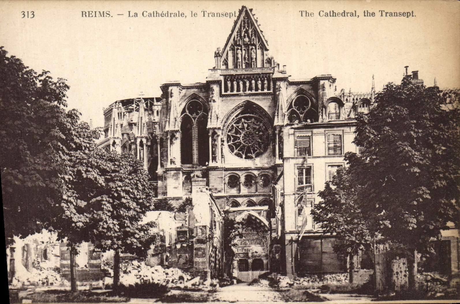 CPA Reims La Cathedrale le Transept Militaria 