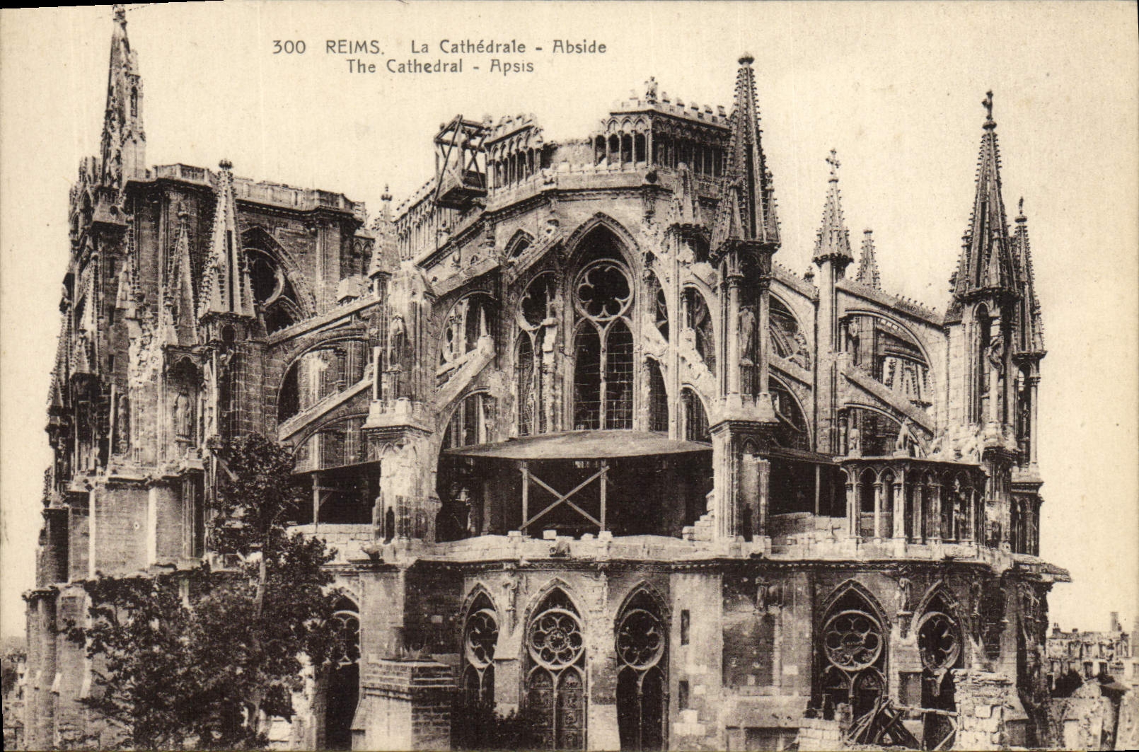 CPA Reims La Cathedrale Abside Militaria 