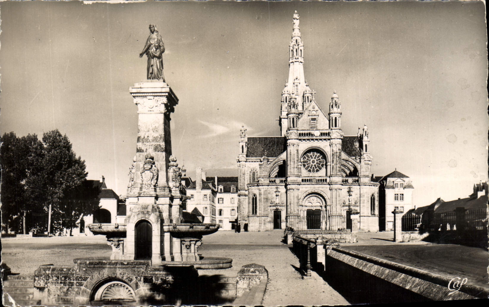 MODERN CARD co. Anne D' Auray the Basilica and the Fountain